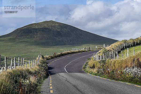Eine Straße  die sich durch die Dingle-Halbinsel schlängelt; Ballyferriter  County Kerry  Irland
