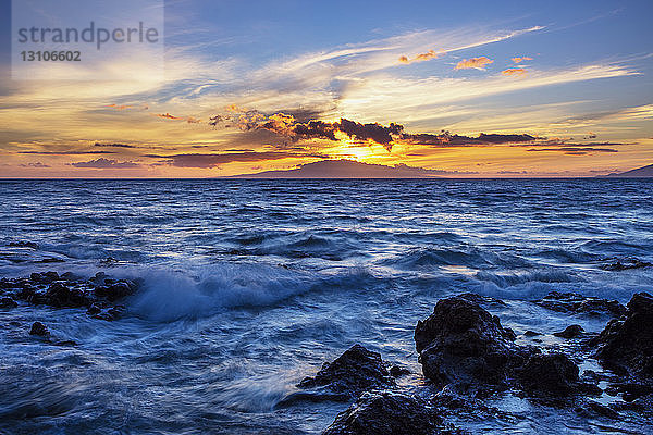 Blick auf den Sonnenuntergang an der Küste von Wailea; Wailea  Maui  Hawaii  Vereinigte Staaten von Amerika