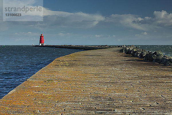 Poolbeg-Leuchtturm im Hafen der Stadt Dublin; Dublin  Leinster  Irland