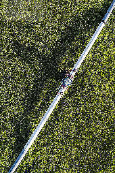 Luftaufnahme einer Pipeline mit einem Wert und einer Kupplung auf einer grünen Wiese  westlich von Calgary; Alberta  Kanada