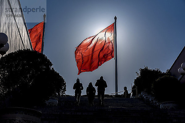 Silhouetten von Menschen und Flagge auf dem Platz des Himmlischen Friedens; Peking  China