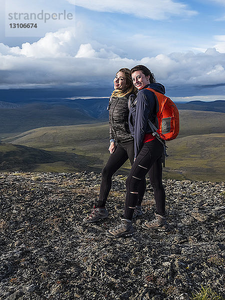 Zwei Frauen erkunden die Berge und die Wildnis des Yukon. Sie fühlen sich lebendig und dynamisch in der wunderschönen Landschaft um Haines Junction; Yukon  Kanada