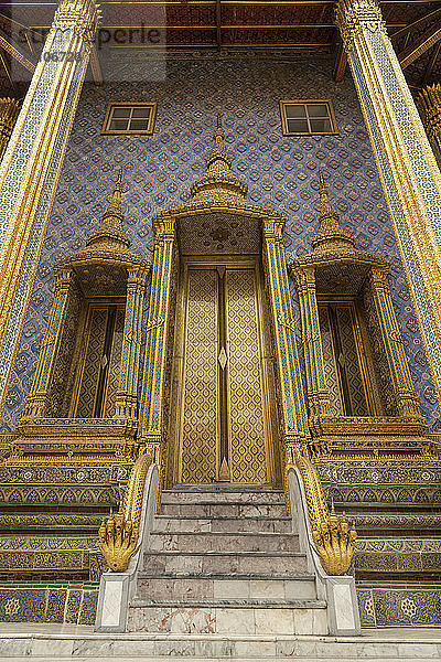 Treppe zum Eingang des Wat Phra Kaew  Tempel des Smaragdbuddhas  Großer Palast; Bangkok  Thailand