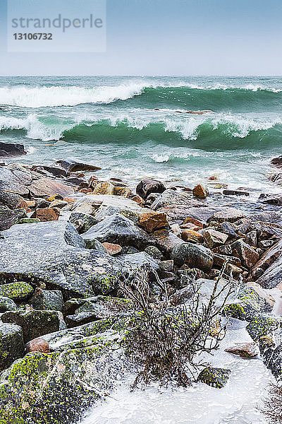 Stürmische Wellen  die an das Ufer des Lake Superior krachen; Terrace Bay  Ontario  Kanada