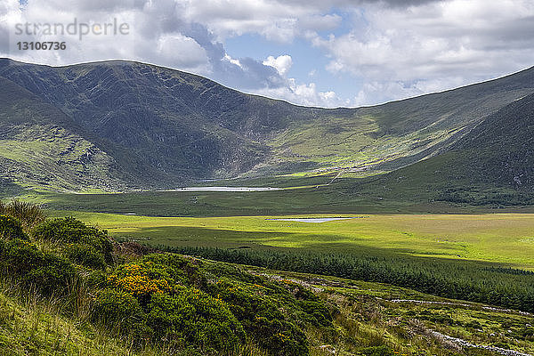 Sonnenlicht und Schatten fallen auf ein üppiges Tal; Castlegregory  Grafschaft Kerry  Irland