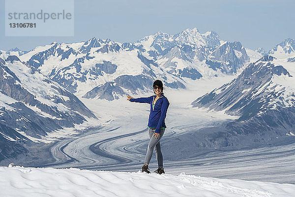 Frau genießt einen Nachmittag inmitten der Berge und Gletscher des Kluane National Park and Reserve; Haines Junction  Yukon  Kanada