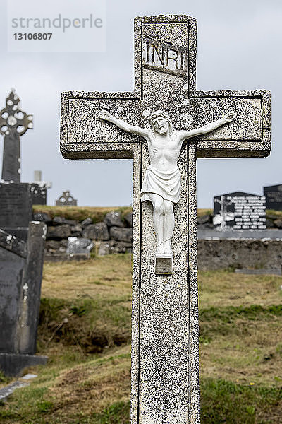 Steinkreuz-Grabmal auf einem Friedhof; Kiltimagh  Grafschaft Mayo  Irland