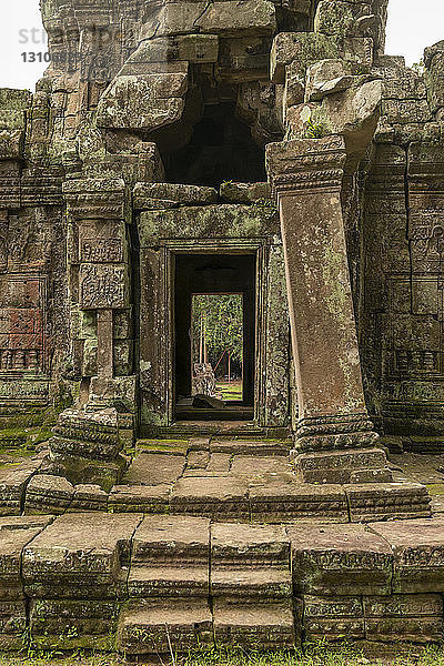 Blick durch den Tempeleingang mit schiefer Säule  Preah Khan  Angkor Wat; Siem Reap  Provinz Siem Reap  Kambodscha