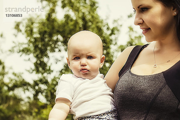 Porträt einer jungen Mutter  die im Sommer Zeit mit ihrer Tochter in einem Park verbringt; Edmonton  Alberta  Kanada