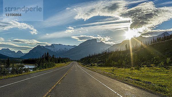 Straße durch die zerklüfteten kanadischen Rocky Mountains; Clearwater County  Alberta  Kanada