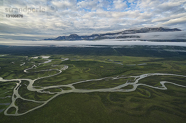 Berge und Dezadeash River  Kluane National Park and Reserve  in der Nähe von Haines Junction; Yukon  Kanada