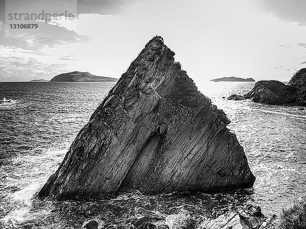 Zerklüftete Spitze einer Felsformation im Meer entlang der Küstenlinie; Ballyferriter  Grafschaft Kerry  Irland