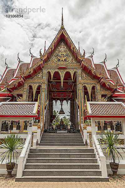 Rot-goldener Tempel mit Buddha-Statue  Otop-Tempel; Bangkok  Thailand