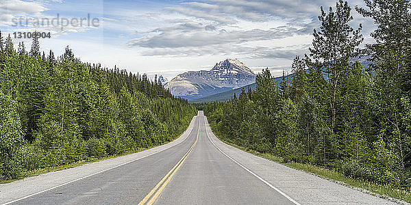 Straße durch die zerklüfteten kanadischen Rocky Mountains; Alberta  Kanada