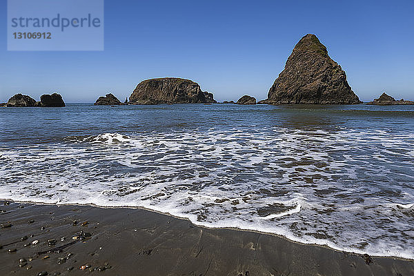 Whaleshead Rock an der Küste von Oregon; Brookings  Oregon  Vereinigte Staaten von Amerika