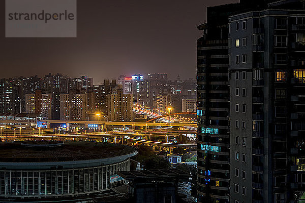 Stadtlandschaft bei Nacht; Shanghai  China