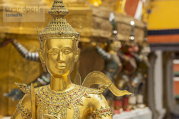 Nahaufnahme der Kinnari-Statue  Wat Phra Kaew  Großer Palast; Bangkok  Thailand