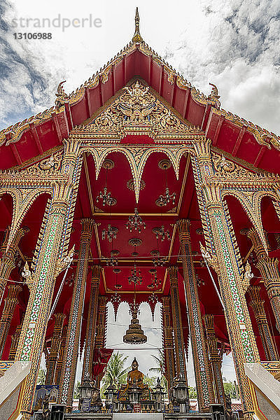 Buddha-Statue in einem rot-goldenen Tempel; Bangkok  Thailand