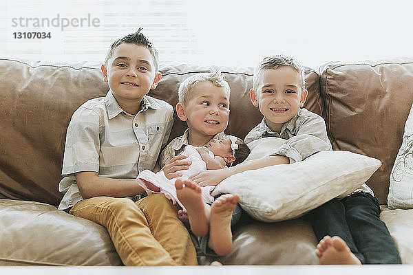 Drei kleine Jungen mit ihrer neugeborenen kleinen Schwester; Surrey  British Columbia  Kanada