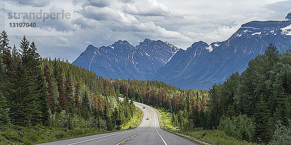 Straße durch die zerklüfteten kanadischen Rocky Mountains; Alberta  Kanada