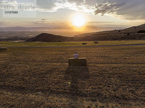Blick auf eine weite Agrarlandschaft bei Sonnenuntergang; Hyde Park  Utah  Vereinigte Staaten von Amerika