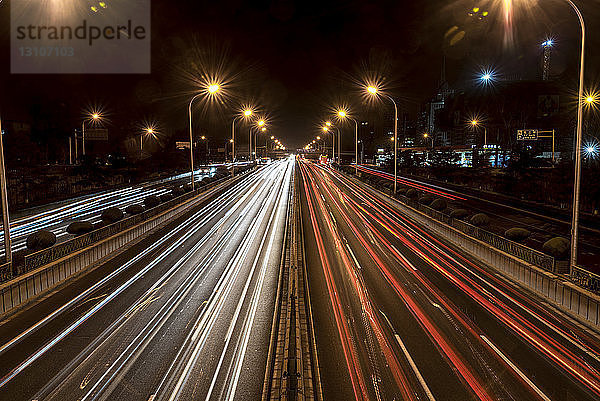 Straßenverkehr bei Nacht; Peking  China