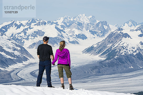 Ein Paar genießt die Sehenswürdigkeiten und die Landschaft des Kluane-Nationalparks und -Reservats an einem sonnigen Tag; Haines Junction  Yukon  Kanada