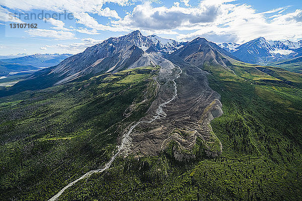 Luftaufnahme eines Berges mit einem Blockgletscher in der Nähe von Haines Junction; Yukon  Kanada