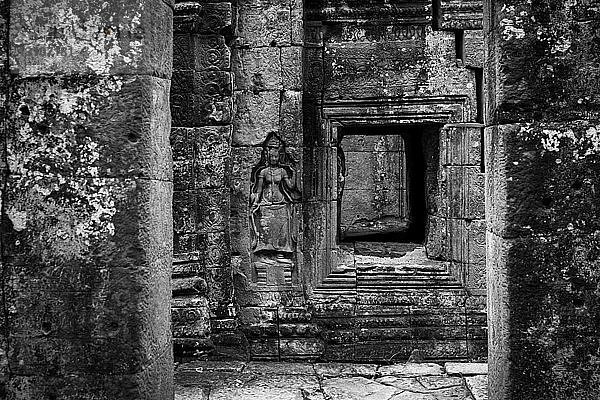 Monochromes Flachrelief einer gekrönten Frau neben einem Fenster  Banteay Kdei  Angkor Wat; Siem Reap  Provinz Siem Reap  Kambodscha