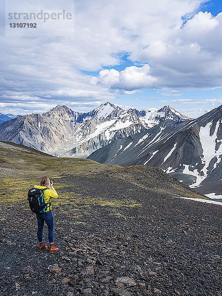 Frau erkundet die zerklüfteten Berge des Kluane National Park and Reserve; Haines Junction  Yukon  Kanada