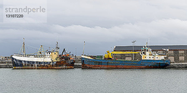 Am Hafen vertäute Fischerboote  Inishmore  die größte der Aran-Inseln; Lower Kilronan  Grafschaft Galway  Irland
