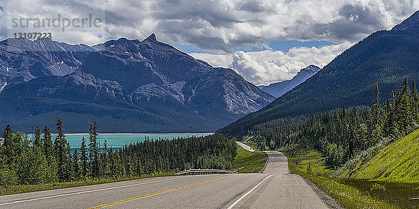 Straße durch die zerklüfteten kanadischen Rocky Mountains mit einem türkisfarbenen Bergsee und Wäldern; Clearwater County  Alberta  Kanada