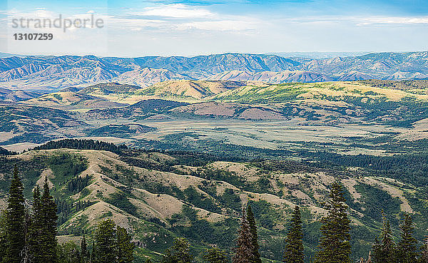 Weite und farbenfrohe Berglandschaft; Utah  Vereinigte Staaten von Amerika