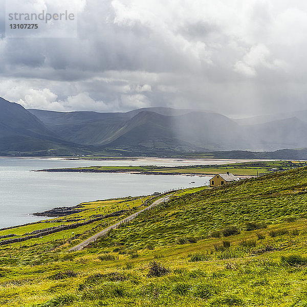 Regen in der Ferne an der irischen Küste; Castlegregory  Grafschaft Kerry  Irland