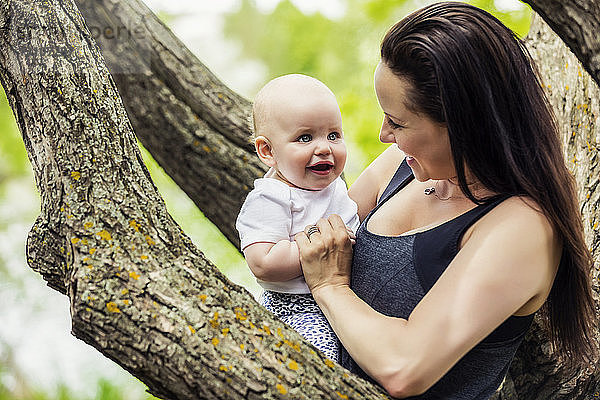 Eine junge Mutter verbringt im Sommer viel Zeit mit ihrer Tochter in einem Park; Edmonton  Alberta  Kanada