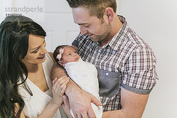 Porträt einer Familie mit einem neugeborenen Mädchen; Surrey  British Columbia  Kanada