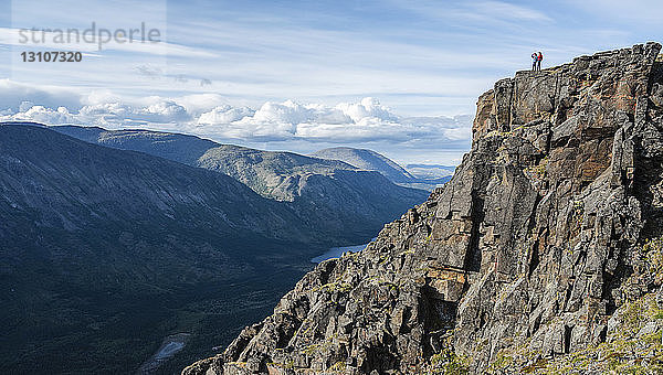 Zwei Frauen erkunden die Berge und die Wildnis des Yukon. Sie fühlen sich lebendig und dynamisch in der wunderschönen Landschaft um Haines Junction; Yukon  Kanada