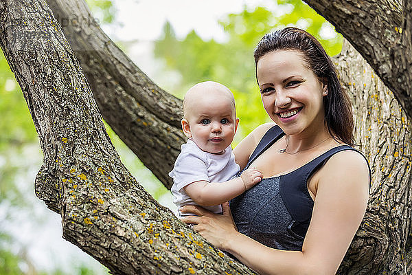 Porträt einer jungen Mutter  die im Sommer Zeit mit ihrer Tochter in einem Park verbringt; Edmonton  Alberta  Kanada