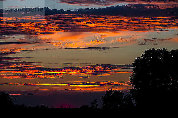 Rot glühende Wolken am Himmel bei Sonnenuntergang; Quebec  Kanada