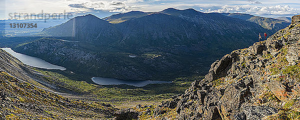 Zwei Frauen erkunden die Berge und die Wildnis des Yukon. Sie fühlen sich lebendig und dynamisch in der wunderschönen Landschaft um Haines Junction; Yukon  Kanada