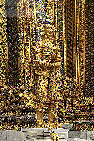 Tempel des Smaragdbuddhas  goldene Wächterstatue  Großer Palast; Bangkok  Thailand