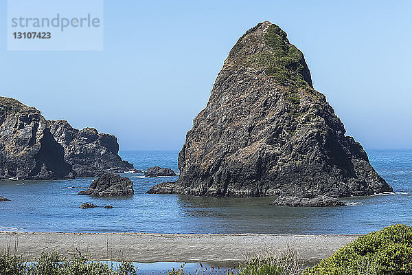 Whaleshead Rock an der Küste von Oregon; Brookings  Oregon  Vereinigte Staaten von Amerika