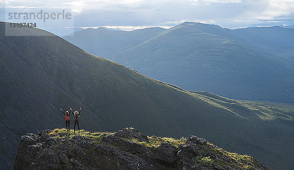 Zwei Frauen erkunden die Berge und die Wildnis des Yukon. Sie fühlen sich lebendig und dynamisch in der wunderschönen Landschaft um Haines Junction; Yukon  Kanada