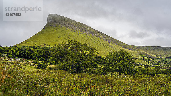 Benbulben Mountain  eine große Felsformation; Grange  Grafschaft Sligo  Irland