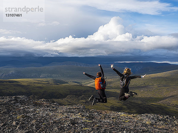 Zwei Frauen erkunden die Berge und die Wildnis des Yukon. Sie fühlen sich lebendig und dynamisch in der wunderschönen Landschaft um Haines Junction; Yukon  Kanada