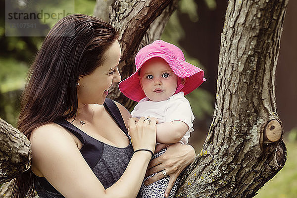 Eine junge Mutter verbringt im Sommer viel Zeit mit ihrer Tochter in einem Park; Edmonton  Alberta  Kanada