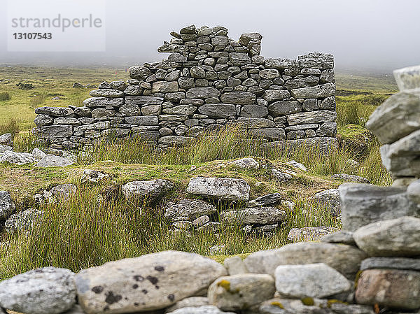 Zerbrochene Steinmauer in einem verlassenen Dorf  Achill Island; Keel  County Mayo  Irland
