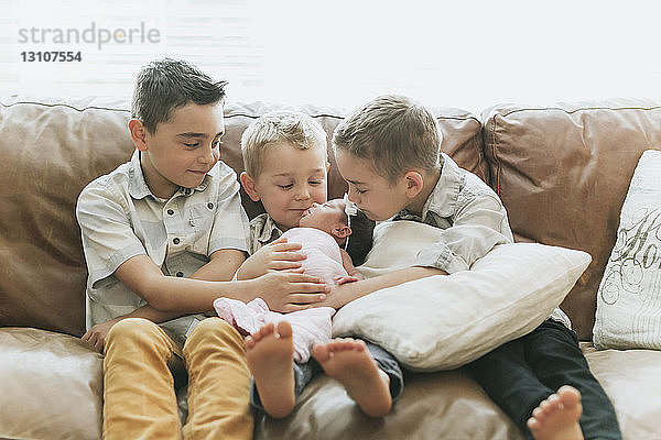 Drei kleine Jungen mit ihrer neugeborenen kleinen Schwester; Surrey  British Columbia  Kanada