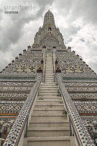 Treppe zum Turm des Tempels der Morgenröte  Wat Arun; Bangkok  Thailand