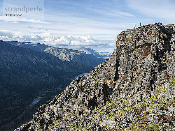 Zwei Frauen erkunden die Berge und die Wildnis des Yukon. Sie fühlen sich lebendig und dynamisch in der wunderschönen Landschaft um Haines Junction; Yukon  Kanada